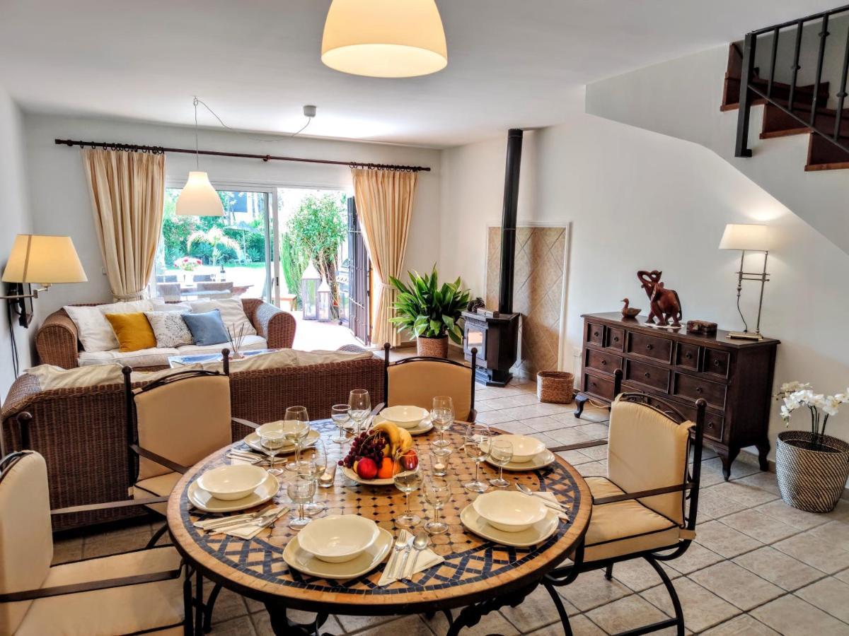 Spacious Beachfront Town House In Estepona With Fully Equipped Kitchen, Pools, Garden, Sea View 外观 照片
