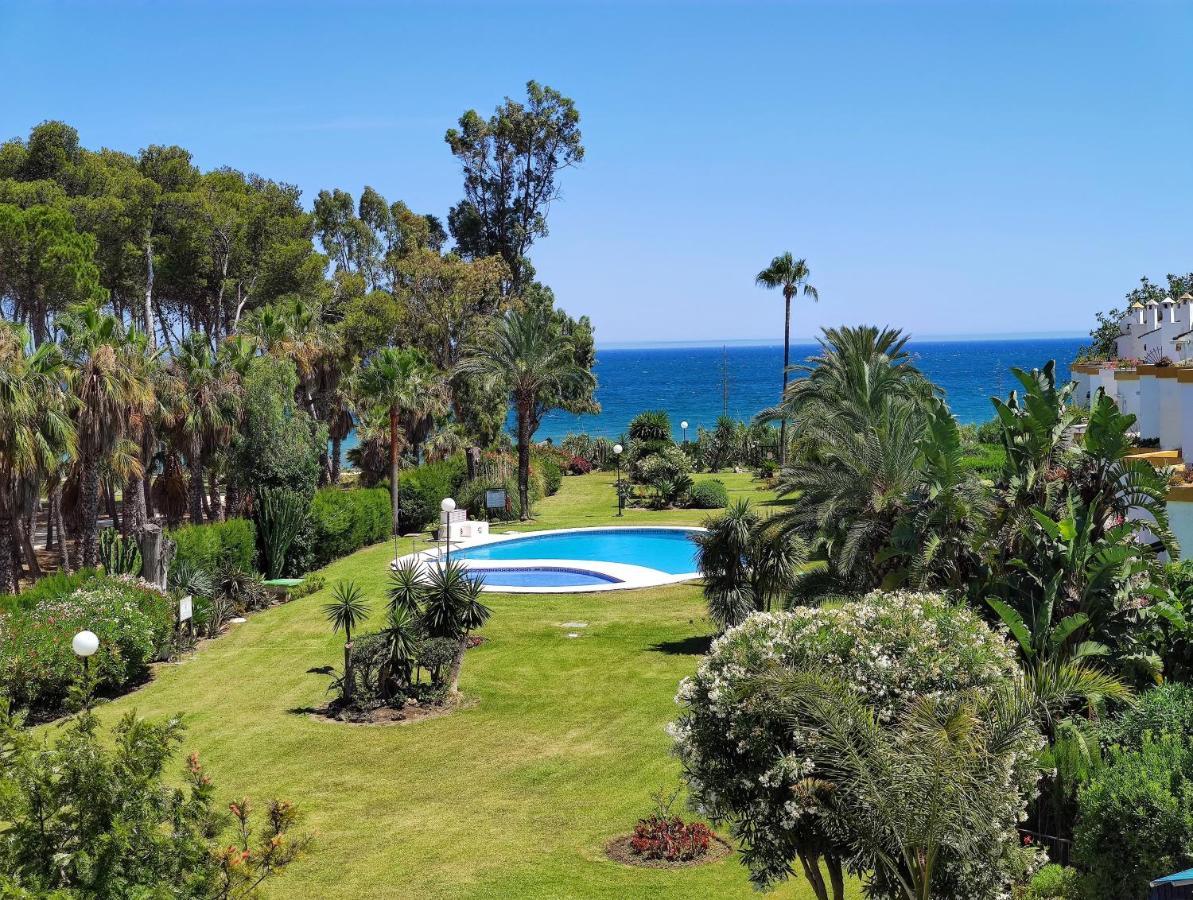 Spacious Beachfront Town House In Estepona With Fully Equipped Kitchen, Pools, Garden, Sea View 外观 照片