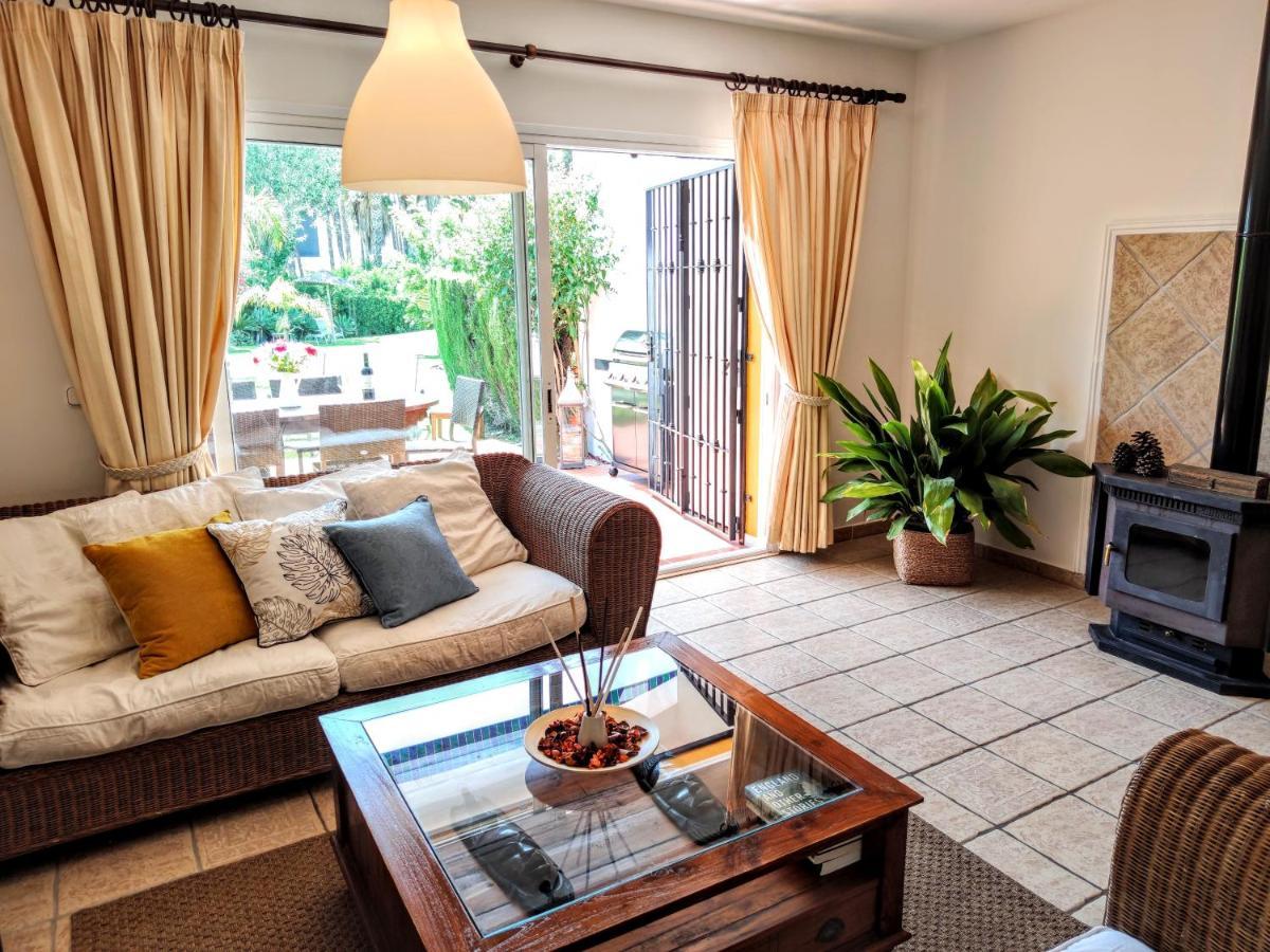 Spacious Beachfront Town House In Estepona With Fully Equipped Kitchen, Pools, Garden, Sea View 外观 照片