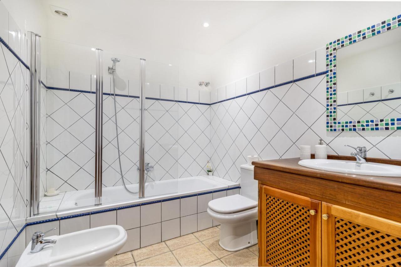 Spacious Beachfront Town House In Estepona With Fully Equipped Kitchen, Pools, Garden, Sea View 外观 照片