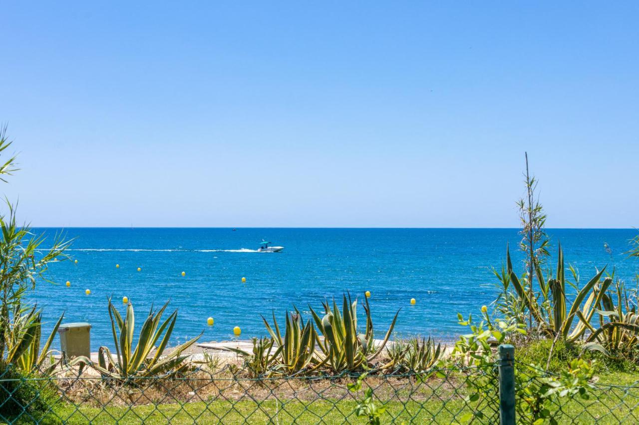 Spacious Beachfront Town House In Estepona With Fully Equipped Kitchen, Pools, Garden, Sea View 外观 照片